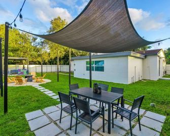 Chic Miami Escape- 4 Bedrooms, Game Room - North Miami Beach - Patio