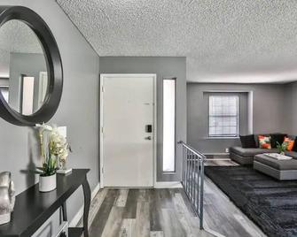 Beautiful pool home near strip - Henderson - Living room