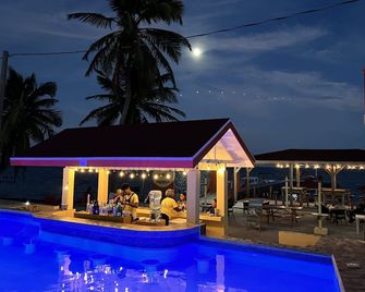 تروبكال باراديس هوتل - كيا كولكر - حوض السباحة