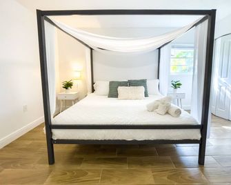 3 Bedroom 2 Bathroom , Washer& Dryer .fully stocked Kitchen, You will find everything you need. - Tampa - Chambre