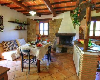 Striking Farmhouse in Ortignano With Private Swimming Pool - Castel Focognano - Comedor