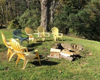 Classic, cozy farmhouse in the 4 season playground of VT's prettiest town! - Woodstock - Patio
