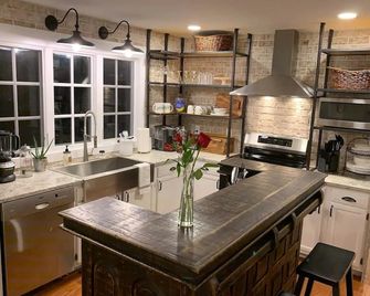 Five-Star Historic Boyd Harvey Carriage - Knoxville - Kitchen