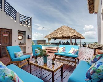 Luxury Beachfront Suite with swim up pool bar - Placencia