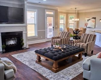 5Br, 3Ba, 10 beds, SuperHost, 5 min to Eisenhower - Grovetown - Вітальня