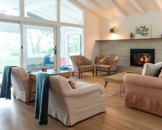Lovely, Eco-Conscious Retreat on Lake Michigan w/ Private Beach & Hot Tub - Fennville - Sala de estar