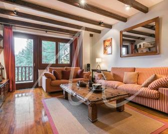 Amitges by SeaMount Rentals - Naut Aran - Living room