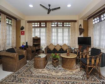 OYO 2402 Hotel Highwinds - Shillong - Living room