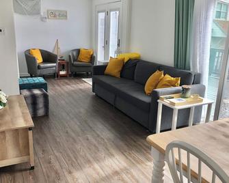 Renovated Milford Beach home by Charles Island/Silver Sands Pk - Milford - Living room