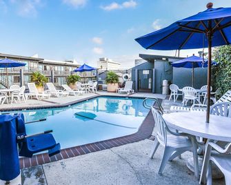 Travelodge By Wyndham Lax - El Segundo - Πισίνα