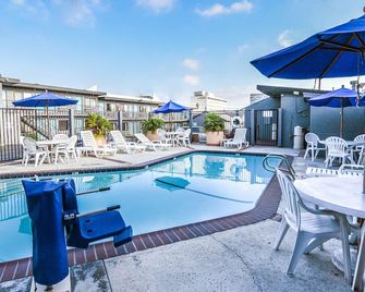Travelodge By Wyndham Lax - El Segundo - Pool