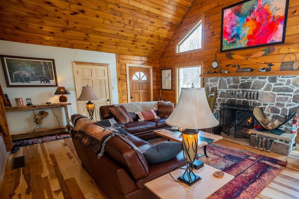 The Flying Squirrel Lodge--Luxury Lodge Near Raystown Lake and Penn State