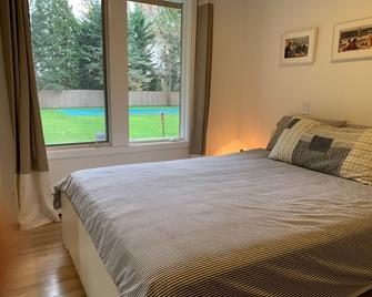 Newly renovated Bellport Village getaway - Bellport - Bedroom