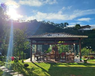 بوسادا تشيكو آنجو - أورو بريتو - شرفة مرصوفة