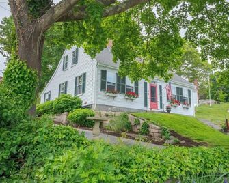 Historic 1810 Captain Burrows Home~ A Nautical New England Inspiration! - Mystic - Gebäude