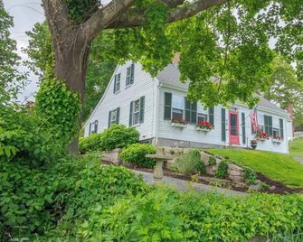 Historic 1810 Captain Burrows Home~ A Nautical New England Inspiration! - Mystic - Building