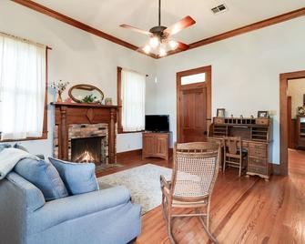 Historic Home, Downtown Scott, Sleeps 6, Near Interstate 10 - Scott - Living room