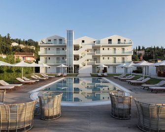 V Luxury Suites - Perama - Piscina