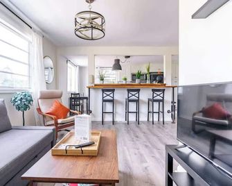 Jungle House Columbus Short North Downtown Free Parking - Steps to Convention Center & Nationwide Arena - 1BR Luxury Home - Sleeps 6 - Over 5,800 Five Star Stays - Columbus