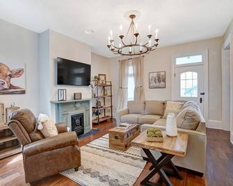 General Mitchel Historic Home in Downtown Lebanon - Lebanon - Living room