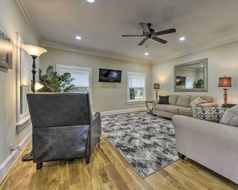 Remodeled Pittsboro Farmhouse Sitting on 220 Acres - Pittsboro - Sala de estar