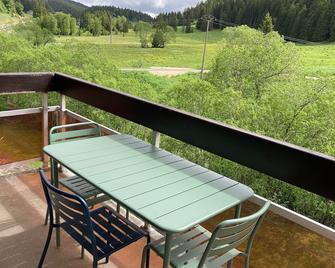 A Cocoon in the Hearth of French-Jura - Lamoura - Balkon