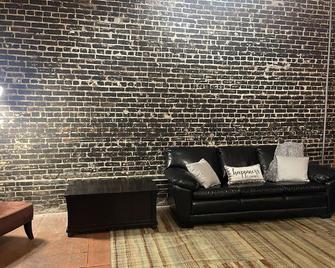 Historical Downtown Leesville/Fort Polk sleeps 4 - 리즈빌 - 거실