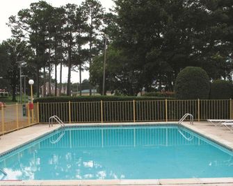 La Quinta Inn & Suites by Wyndham Jackson - Jackson - Uima-allas