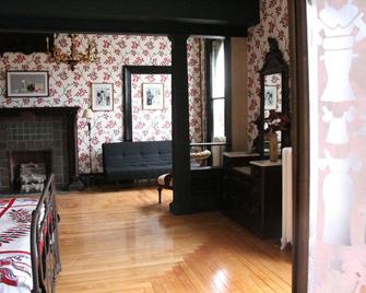 The Wedding Cake House - Providence - Living room