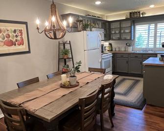 Close to DFW airport, steps to running /bicycling trail, shopping & sport events - Bedford - Dining room