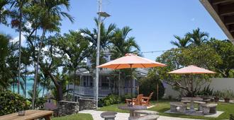 Orange Hill Beach Inn - Nassau - Patio