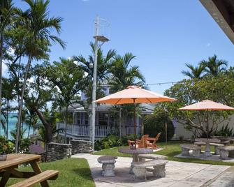 Orange Hill Beach Inn - Nassau - Patio