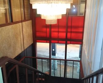 Econo Inn - אנקוראג' - מדרגות