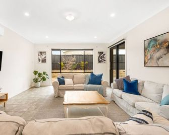 Chic 4 br, 2 storey, ocean view & family friend - Torquay - Living room