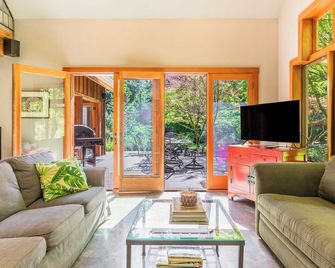Rhythm Waters by Avantstay Garden Paradise, Pond - Langley - Salon