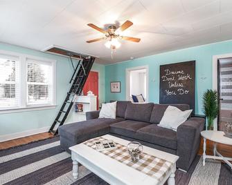The Lighthouse-beach house perfect for gatherings - Sylvan Lake - Living room
