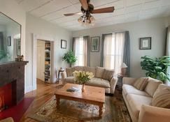 Beautifully furnished 3 bedrooms close to Boston Apt up to 5 adults - Malden - Olohuone