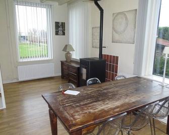 Escape to the peaceful countryside of Biervliet and embrace the serene life in this charming holiday home. - Biervliet - Dining room