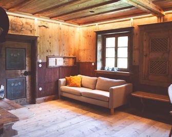 Apartment 'Die Jocherin' with Mountain View, Private Terrace and Shared Garden - Tscherms - Wohnzimmer