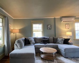 Astoria River Retreat- Walk to brew pubs and shopping! - Astoria - Σαλόνι