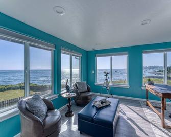 Ocean Mist Beach House/ Private Beach Path/ Spa - Smith River - Sala de estar