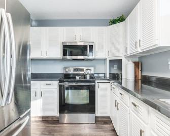 Honey Comb-Heart of Michigan's Wine Country! Sleeps 10,Updated Tub/Showers! - Lawton - Kitchen
