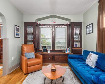 Tremont - 2BR apt - Pet Friendly, Convenient to Stadiums, Clinic, Museums & more - Cleveland - Living room
