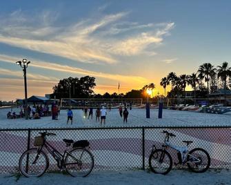 Jackie O Suite/1 block to shops/Restaurants - Gulfport - Pool