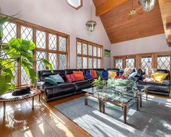 Swiss Chalet amidst sixteen acres in Litchfield Hills surrounded by land trust - 水城（康涅狄格州） - 客廳