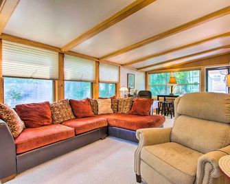 Elegant Home with Deck, 5 Blocks to Mayo Clinic - Rochester - Living room