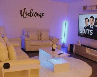 Entire luxury house w/ 3Bdrm, 2Bthrm, hot tub, EV charger, PS5, BBQ & fire pit - Sault Ste Marie - Living room