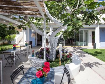 إنتورنو أل فيكو هوتل - فيوميتشينو - شرفة مرصوفة