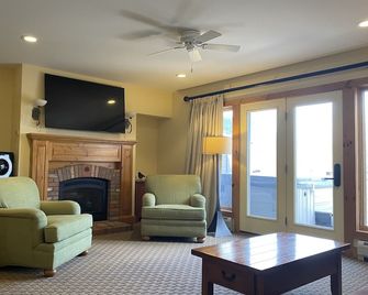 Jay Peak 4BR/3.5BA Ski-in/out Townhome - North Troy - Living room