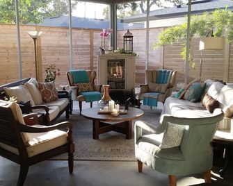 Temporary living that feels like home where you can relax and be yourself. - Maitland - Patio
